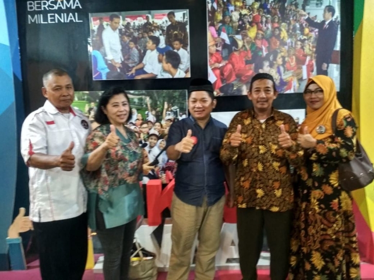 Gus Din (Syafrudin Budiman SIP) Ketua Umum Presidium Pusat Barisan Pembaharuan ikut tanda tangan pakta integritas penyatuan relawan di Tim Pemenangan Nasional (TPN) Jokowi-Amin di Rumah Aspirasi Rakyat 01, Rabu malam (06/02/2019). (Foto: BP/Adi)