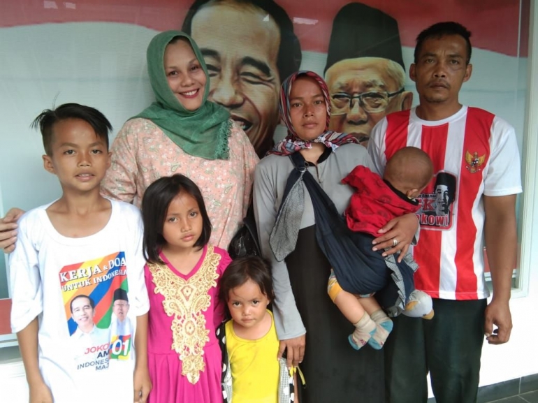Suherman dan istrinya Al-Mahdalena serta bersama empat orang anaknya diterima Ibu Indah Pertiwi Nataprawira Sekretaris Rumah Aspirasi Rakyat 01. (Foto: RAR/Syafrudin Budiman)