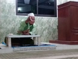 Ilustrasi. Ustaz Dudung, di Masjid At Taubah, tengah memberi tausiyah. Foto | Dokpri