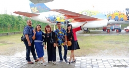 Keceriaan keluarga kami selfie di samping Pesawat Jogja Airport Resto (Dok.Pri)