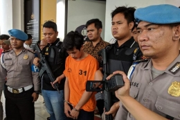 Adi Saputra ditetapkan sebagai tersangka oleh kepolisian dengan tuduhan melakukan penadahan pada Jumat (8/2/2019) di Mapolres Metro Tangerang Selatan
