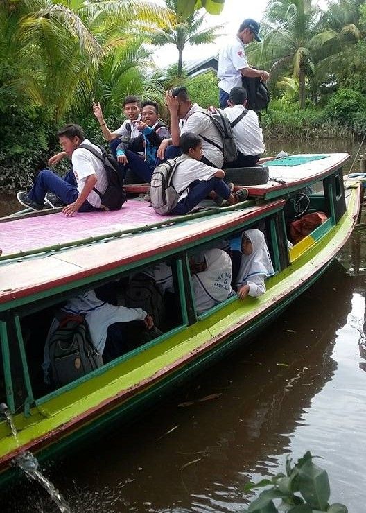 Siswa SMPN Aluh-Aluh Kabupaten Banjar (Kalsel) yang berangkat mengikuti simulasi UNBK ke sekolah lain dengan menggunakan kapal klotok