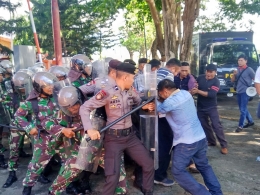 Massa mencoba menembus masuk Gedung Kantor KPU Bantaeng (08/02/2019).