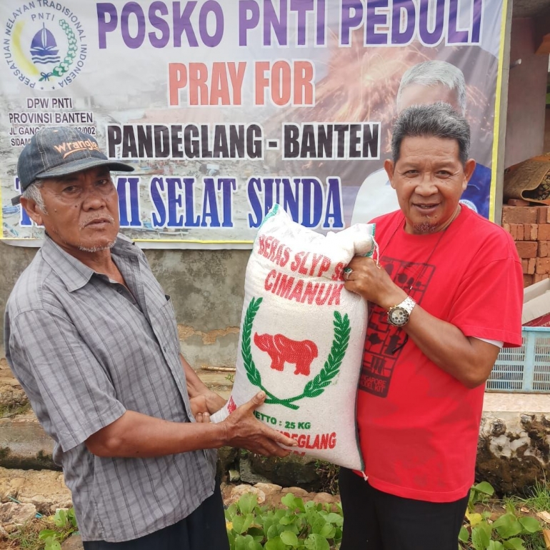 Penyerahan Simbolis Logistik 1 Karung Beras oleh Hasmaudin Ichsan (Waketum PNTI) kepada Kayadi (Wakil Ketua DPW PNTI Banten) di Panimbang. Dokpri