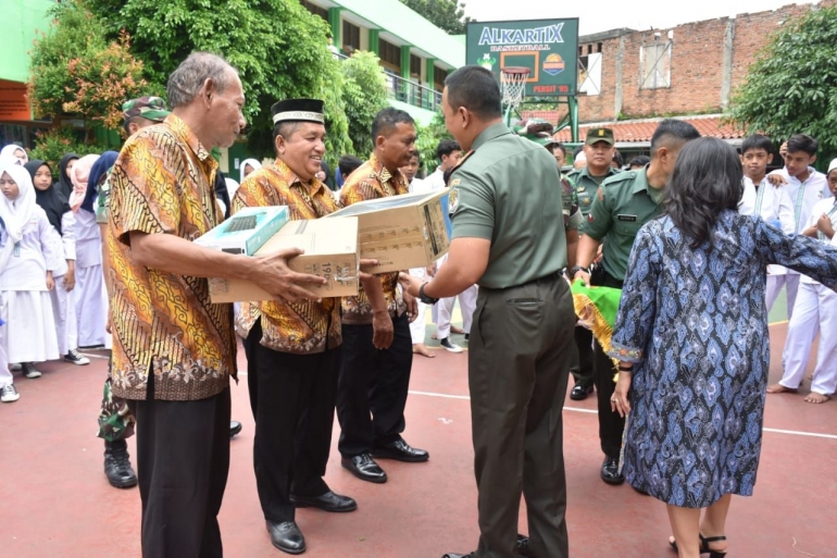 Dandim 0501/ JP BS Beri Bantuan 20 Unit Komputer dan Alat Olah Raga Kepada SMP Kartika X - 1