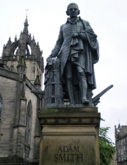 Patung Adam Smith.Sumber : cellcode.us