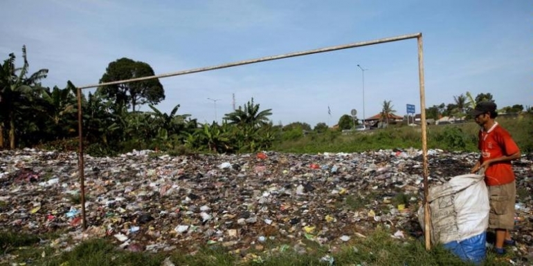 Pemulung mencari gelas dan botol plastik di tempat pembuangan sampah warga di Kelurahan Pesanggrahan, Jakarta Selatan. (Foto: KOMPAS/WISNU WIDIANTORO)