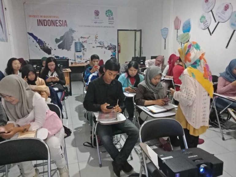 Mahasiswa Seminar Pasar Modal Non Reguler di Kantor Perwakilan BEI KP Bangka Belitung pada Kamis, 7 Februari 2019 (Foto: Dok. Pribadi)