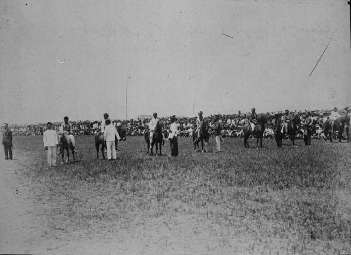 Suasana pacuan kuda di Siborongborong tahun 1917 (Koleksi Tropenmuseum)