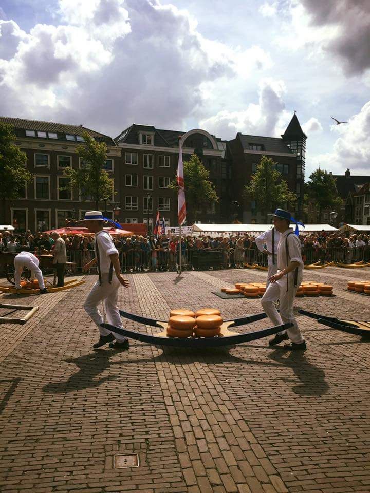 Sekarang ini, pada setiap musim panas, di kota-kota tersebut diadakan acara Pasar Keju. (dok. pribadi)
