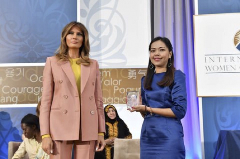 Charoensiri menerima penghargaan IWOI dari Melania Trump, March 2018. State Department