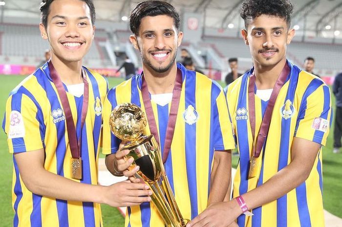 Andri Syahputra ketika memenangkan trofi QSL Cup 2018/2019 (kiri) || (sumber: Instagram @ANDRI010)