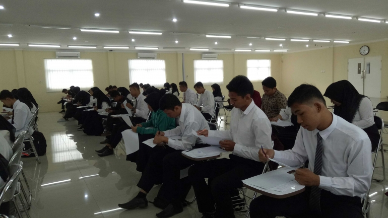 Mahasiswa Politeknik Kutaraja serius mengikuti ujian akhir semester di kampus mereka (dokpri)