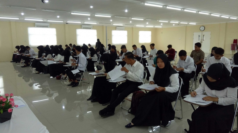 Ilustrasi foto: mahasiswa Politeknik Kutaraja sedang mengikuti ujian akhir semester di kampus setempat (dokpri) 