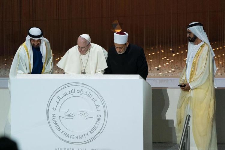 Paus Fransiskus (dua dari kiri) bersama Imam Besar Al Azhar Dr Ahmed At-Tayyeb (tiga dari kiri) saat menandatangani dokumen Deklarasi Abu Dhabi, Senin (4/2/2019), disaksikan Sheikh Mohammed bin Rashid Al Maktoum (kanan), perdana menteri sekaligus wakil presiden Uni Emirat Arab.(UAE GOVERNMENT)