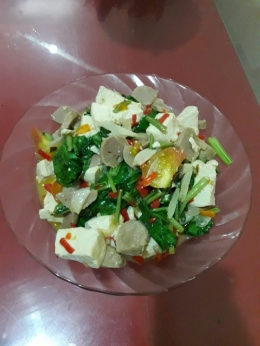 Tumis Sawi Hijau campur tahu dan irisan bakso (dokumen pribadi)