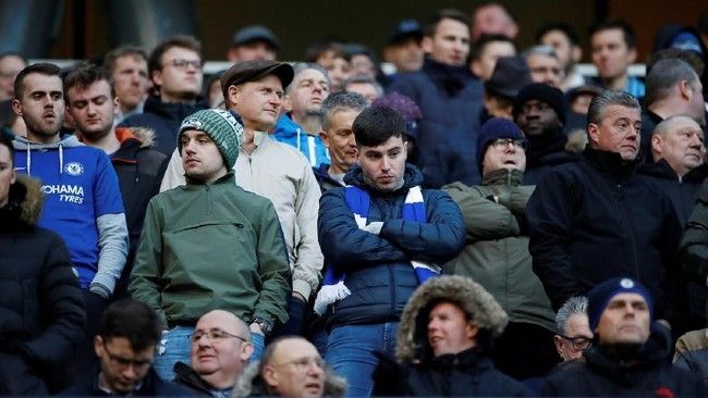 Ekspresi fans Chelsea atas kekalahan dari Manchester City di Etihad. Foto reuters.