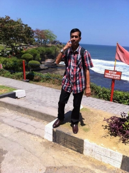 Penulis ketika di Tanah Lot,Pulau Bali. Dokpri