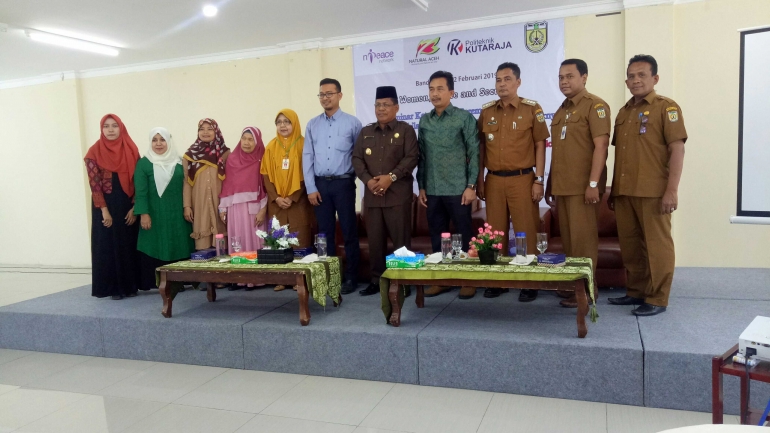 Narasumber melakukan foto bersama Walikota Banda Aceh, Aminullah Usman dan Direktur Politeknik Kutaraja Supriyanto seusai melakukan pembukaan acara, Selasa (12/2/2019)/dokpri