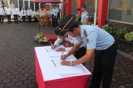 Kepala Rutan Garut dan Kepala BNN Garut sedang menandatangani MoU terkait P4GN (Dokpri)