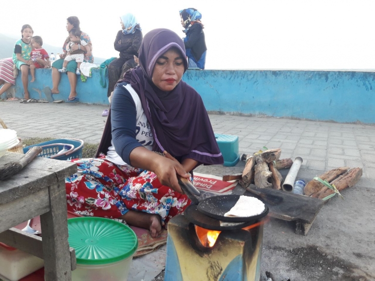Setelah kejadian tsunami yang menerjang Palu, perempuan di Kolakola menjual dange (dokumentasi pribadi)