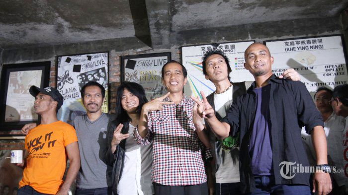 Jokowi dan anggota grup band Slank (foto dok. Tribunnews.com)