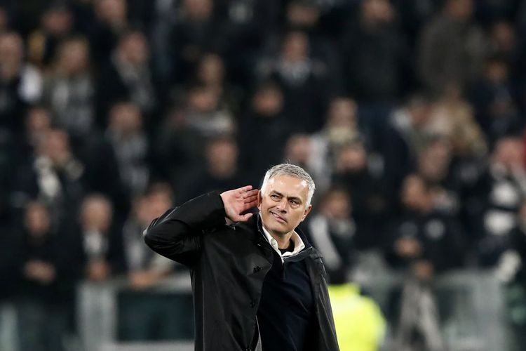 Manajer Manchester United, Jose Mourinho, berselebrasi dengan memegang telinga saat timnya mengalahkan Juventus pada laga Grup H Liga Champions di Stadion Allianz, Rabu (7/11/2018).