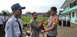 Saat Nur Kalim mendapatkan penghargaan dari kepolisian karena dedikasinya - Foto: Tandaseru.id