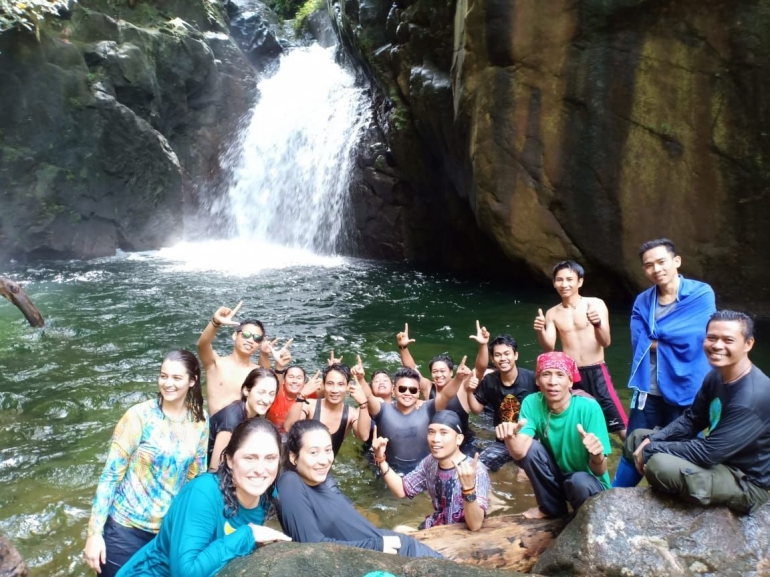 Saat kami merasakan keindahan dan kesegaran air terjun di Jalur RH. Taman Nasional Gunung Palung. Foto dok : Yayasan Palung