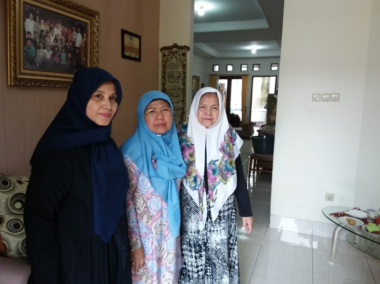 Isteri penulis (tengah) sempat foto bareng dengan Fera Alwi Shahab dan Maryam Alwi Shahab. Foto | Dokpri