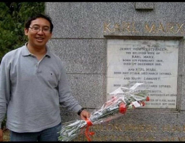 Fadli Zon ketika tengah berziarah ke makan Karl Marx.  Foto WA Indonesia Memilih