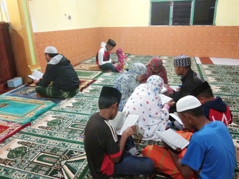 Warga Lannying II Desa Bonto Lojong aktif membaca Al-Qur'an dan Al-Hadist (10-02-19).