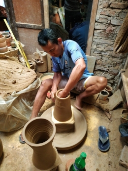 Seorang pekerja sedang membuat keramik dengan tanah liat (Sumber gambar : dok pribadi)