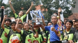 Bambang Kuncoro serahkan piala di Kartini Cup 2018. (foto : istimewa)