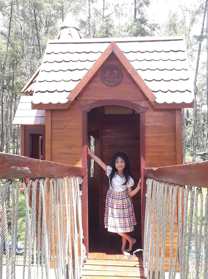 Keponakan cantik saya di Kemit Forest. Photo hy Ari