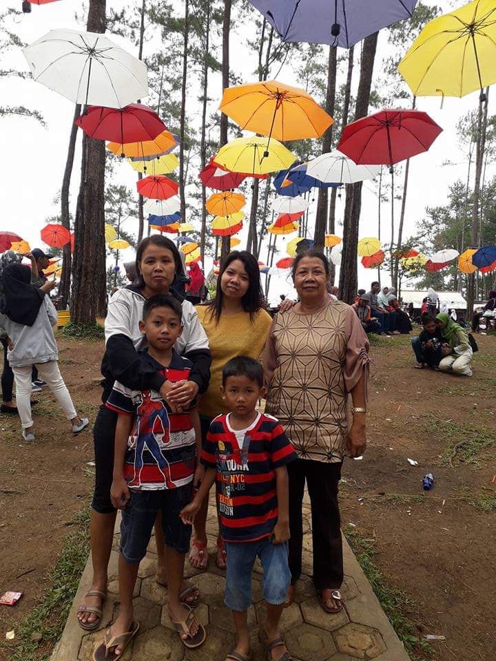 Kakak perempuan, adik, keponakan-keponakan ganteng dan ibu saya yang cantik. Photo by Ari