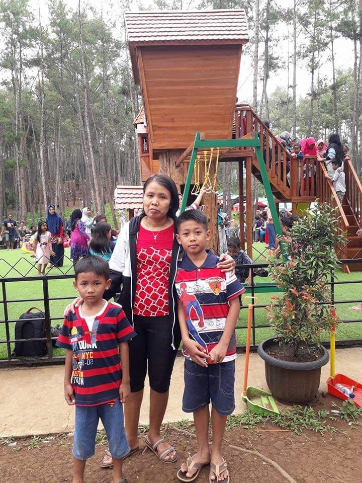 Kakak perempuan dan keponakan-keponakan ganteng. Photo by Ari