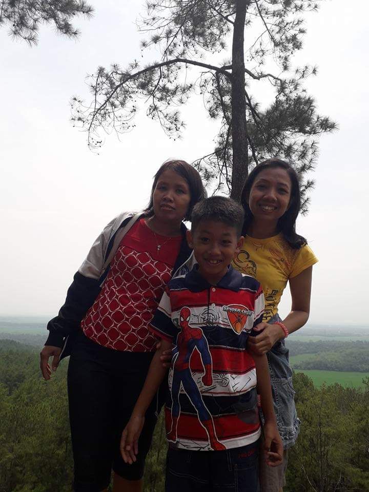 Foto kakak perempuan, keponakan dan saya di Kemit Forest.