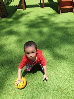 Keponakan terkecil saya yang sangat menggemari bola. Photo by Joko. 