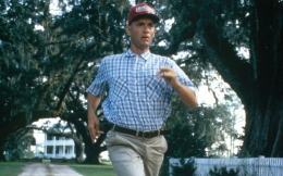Forrest Gump berlari mengelilingi Amerika (sumber: https://static.parade.com/wp-content/uploads/2014/07/Forrest-Gump-running-ftr1.jpg)