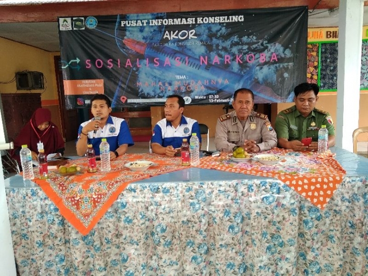 Dari kanan kerudung merah, Moderator, Pemateri, Kapolsek, Danramil, saat sosialisasi narkoba berlangsung di kecamatan Pademawu Pamekasan (Dokpri)
