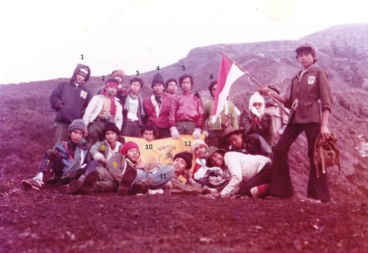 Jokowi duduk paling kiri ketika naik Gunung Kerinci (dok jaka)