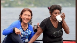 Menteri Kelautan dan Perikanan Susi Pudjiastuti dan Mama Nur Heremba di Fakfak, Papua (Tribunnews.com)
