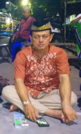 Danramil 06/Kalideres Kapten Inf. Abdul Kholik memimpin tahlilan di kediaman Almarhum Mursaid