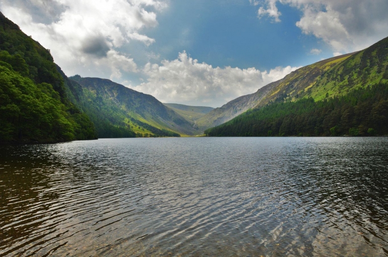 Glendalough Upper Lake (Sumber: adventurous-travel.com)