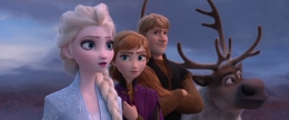 Ada apakah? Elsa dan Anna nampak cemas (sumber: www.twitter/DisneyFrozen)