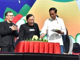 (Presiden Jokowi (kanan) bersama CEO Bukalapak Achmad Zaky (tengah) dalam HUT Bukalapak. (Foto: Biro Pers Setpres)
