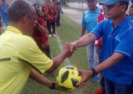 Wakil Bupati Bangka Syahbudin menyerahkan bola kepada wasit tanda dimulainya open turnamen sepakbola Bupati Cup (dokpri) 