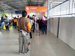 Antrean tiket KA Prambanan Ekspres di Stasiun Lempuyangan. - Dokpri.