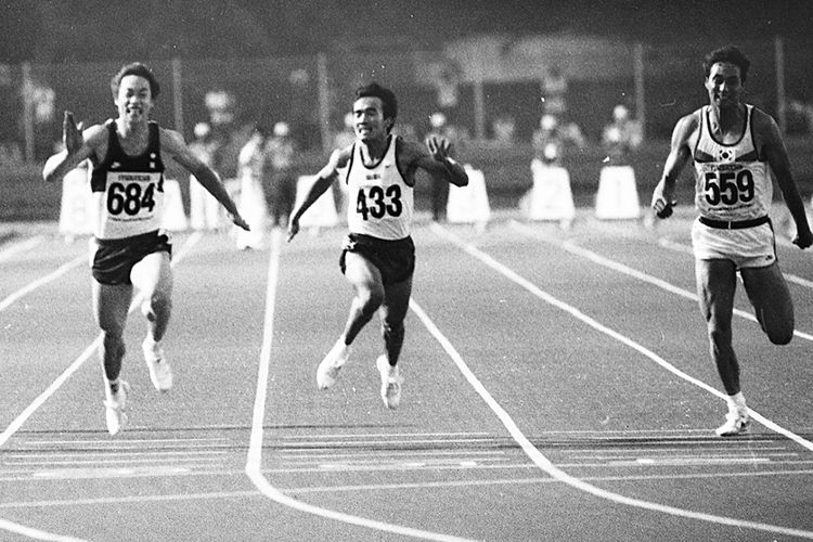 Purnomo (433) meraih medali perak nomor 100 m dan memecahkan rekor Asia 0,01 detik lebih cepat. Medali emas disabet sprinter Cina Zheng Chen (684) yang juga memecahkan rekor Asia dengan waktu 10,28 detik lebih cepat 0,06 detik. Medali perunggu diraih Korea Jang Jae Kun (559). (KOMPAS/KARTONO RIYADI)